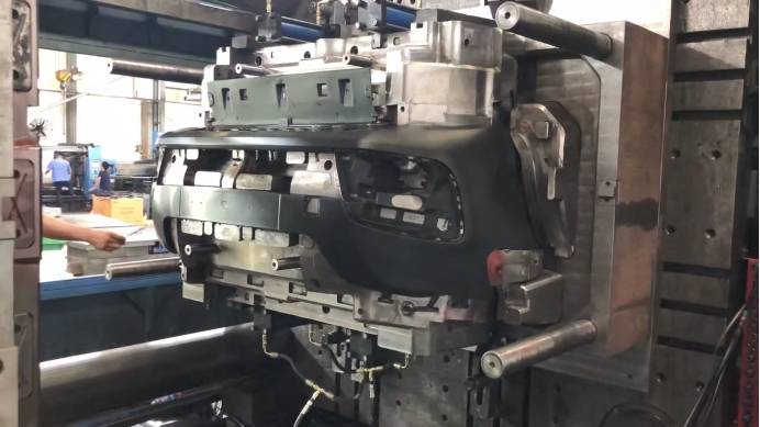 一套模具价值一套房,原来汽车保险杠和中控台是这样生产出来的